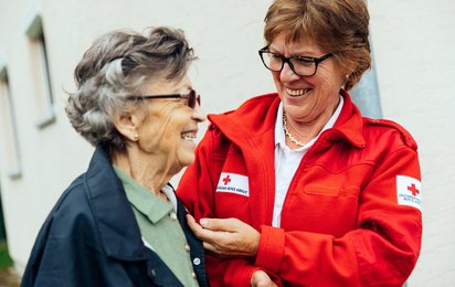 Franziska Fauster unterhält sich mit einer Klientin des freiwilligen Besuchsdienstes.