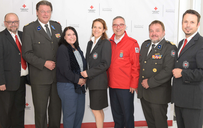 Geschäftsführer Thomas Wallisch, Präsident Josef Schmoll, Ina Pfneiszl, Head of Sustainability, Firma Schachinger Logistik, Landesgeschäftsführer-Stellvertreterin Andrea Winter, Rotkreuz-Konsul Christof Kastner, Vizepräsident Hans Ebner und Landesdirektor GSD Hannes Buxbaum beim ersten Netzwerk-Treffen der „Guardians of Humanity“.