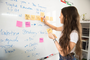 Frau vor Whiteboard