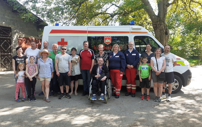 COPD Patient mit Freunden und Nachbarn und dem Kinderburg mobil