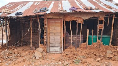 Von Wirbelsturm zerstörtes Haus in Mozambik