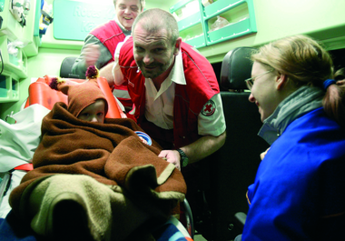 Rotkreuz-Sanitäter Dieter Krammer im Einsatz im Rettungsdienst. 19.00 Uhr. Der kleine Benjamin hat eine Handverletzung. Zur Untersuchung muss er ins Krankenhaus gebracht werden.