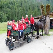 Eine Reisegruppe vom Betreuten Reisen sitzt in einer Pferdekutsche