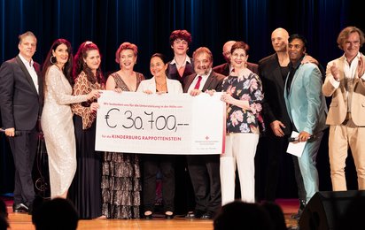 © © Patricia Gaida Gruppenfoto bei der Scheckübergabe vom Benefizkonzert 2025