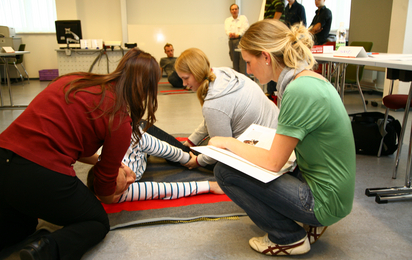 Österreich, Sep. 2008: Bildungszentrum Kurs Fachausbildung Erste Hilfe; Kursteilnehmer bei praktischen Übungen: stabile Seitenlage;