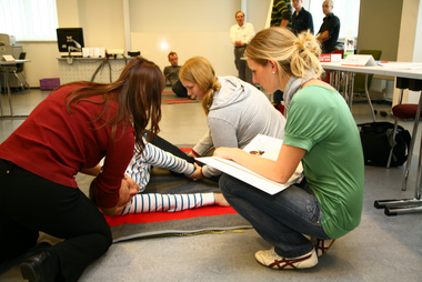 Österreich, Sep. 2008: Bildungszentrum Kurs Fachausbildung Erste Hilfe; Kursteilnehmer bei praktischen Übungen: stabile Seitenlage;