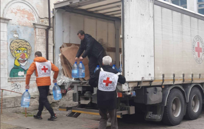 Die Menschen in der Ukraine bekommen Wasser vom Roten Kreuz. Ihre Spende hilft.