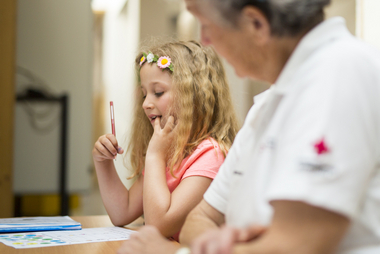 Das Vermitteln von Lesekompetenz zählt zu den wichtigsten Aufgaben der Volksschulen. Lesen lernen ist in Österreich grundsätzlich problemlos möglich. Die Förderung von Kindern mit Leseschwächen ist aber im Regelunterricht nicht immer im erforderlichen Ausmaß möglich und braucht daher vermehrt Einzelbetreuung, wie sie durch LesepatInnen stattfinden kann.