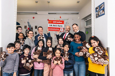 Penny und Rotes Kreuz Geschäftsführung bei der Spendenscheckübergabe mit den Lernhaus-Kindern.