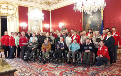 Die Teilnehmer einer betreuten Reise mit den Betreuern der Bezirksstelle Allentsteig in der Wiener Hofburg