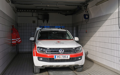 Notarztdienstfahrzeug Perg in der Waschbox