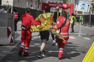 Ambulanzdienst Rotes Kreuz Vienna City Marathon, Läufer wird mit Aludecke versorgt