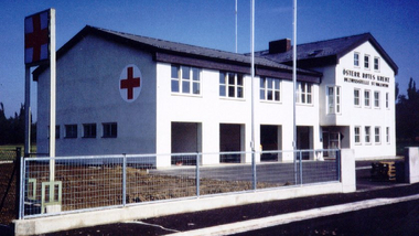 Dieses Foto zeigt die Rot-Kreuz-Bezirksstelle in der Neubaustraße kurz vor der Eröffnung.