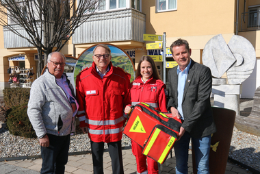 Dr. Peter Ambrozy (2.v.l.) mit Vertretern der Gemeinde Seeboden und Anna Gatterer (First Responder)