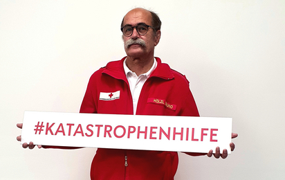 Bruno Hölzl mit Schild Katastrophenhilfe in der Hand