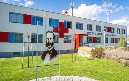 Gebäude des Österreichischen Roten Kreuzes, Landesverband Burgenland, Eisenstadt, davor eine Glasplatte mit dem Bildnis von Henri Dunant