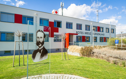 Gebäude des Österreichischen Roten Kreuzes, Landesverband Burgenland, Eisenstadt, davor eine Glasplatte mit dem Bildnis von Henri Dunant