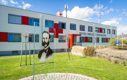 Gebäude des Österreichischen Roten Kreuzes, Landesverband Burgenland, Eisenstadt, davor eine Glasplatte mit dem Bildnis von Henri Dunant