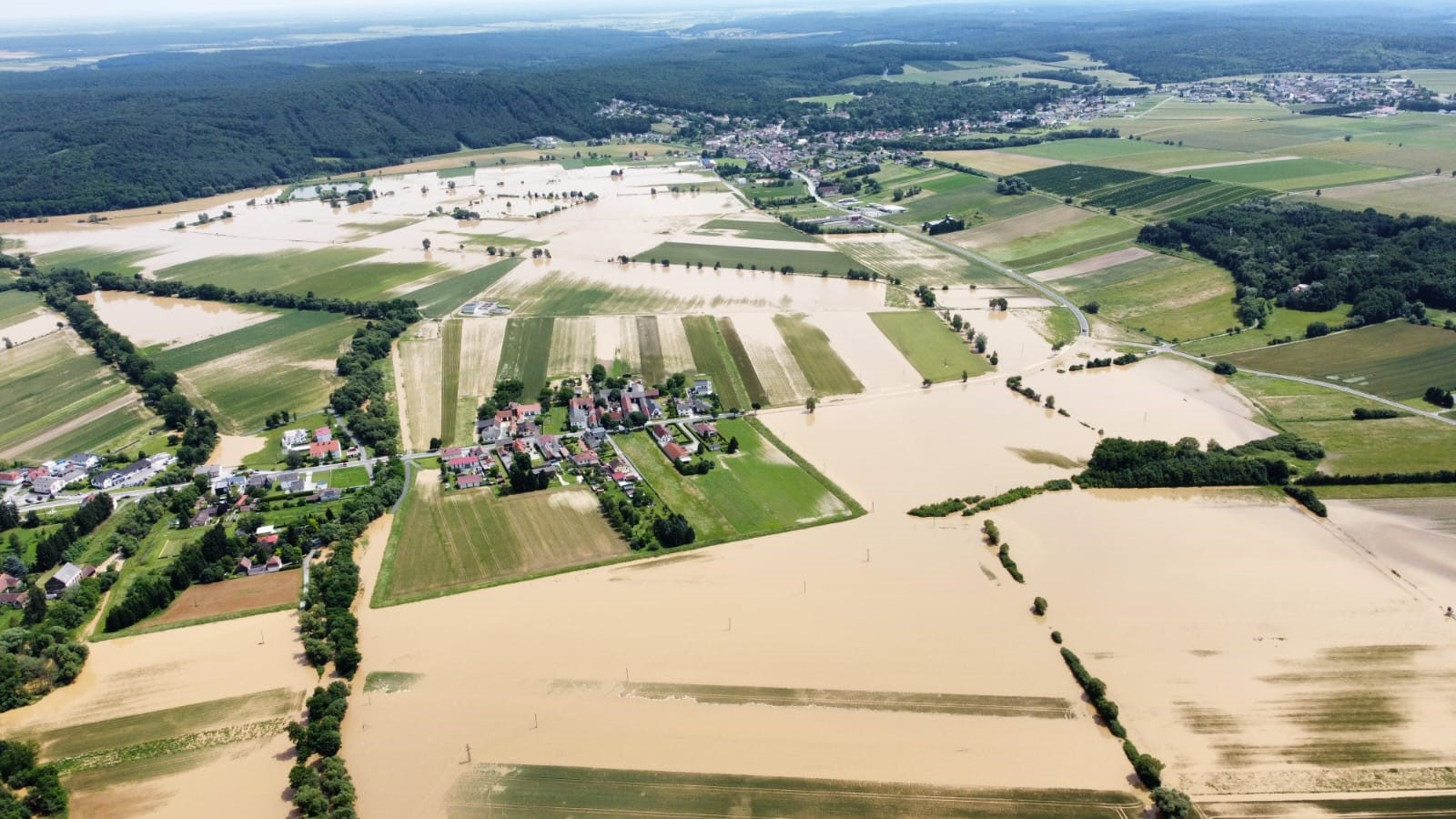 Bild aus Vogelperspektive zeigt Hochwasser im Burgenland