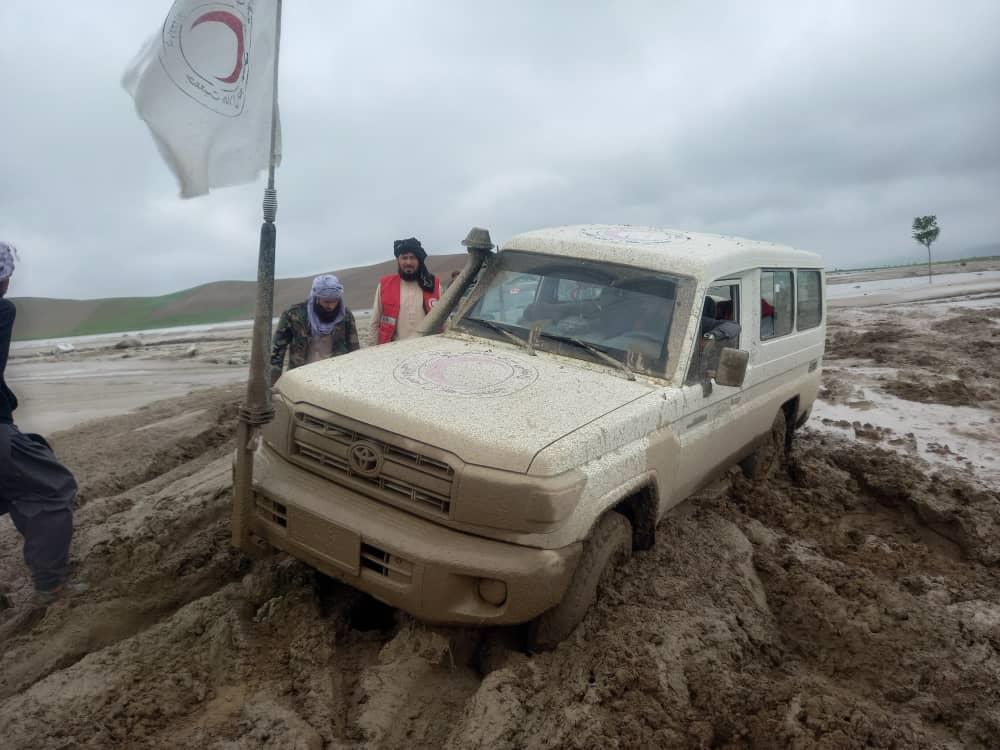 Ein Auto des Afghanischen Roten Halbmonds stecht aufgrund der Fluten im Schlamm fest