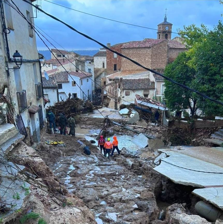 Von der Flut zerstörte Straße in Spanien im Oktober 2024. Überall Schlamm und Trümmer.