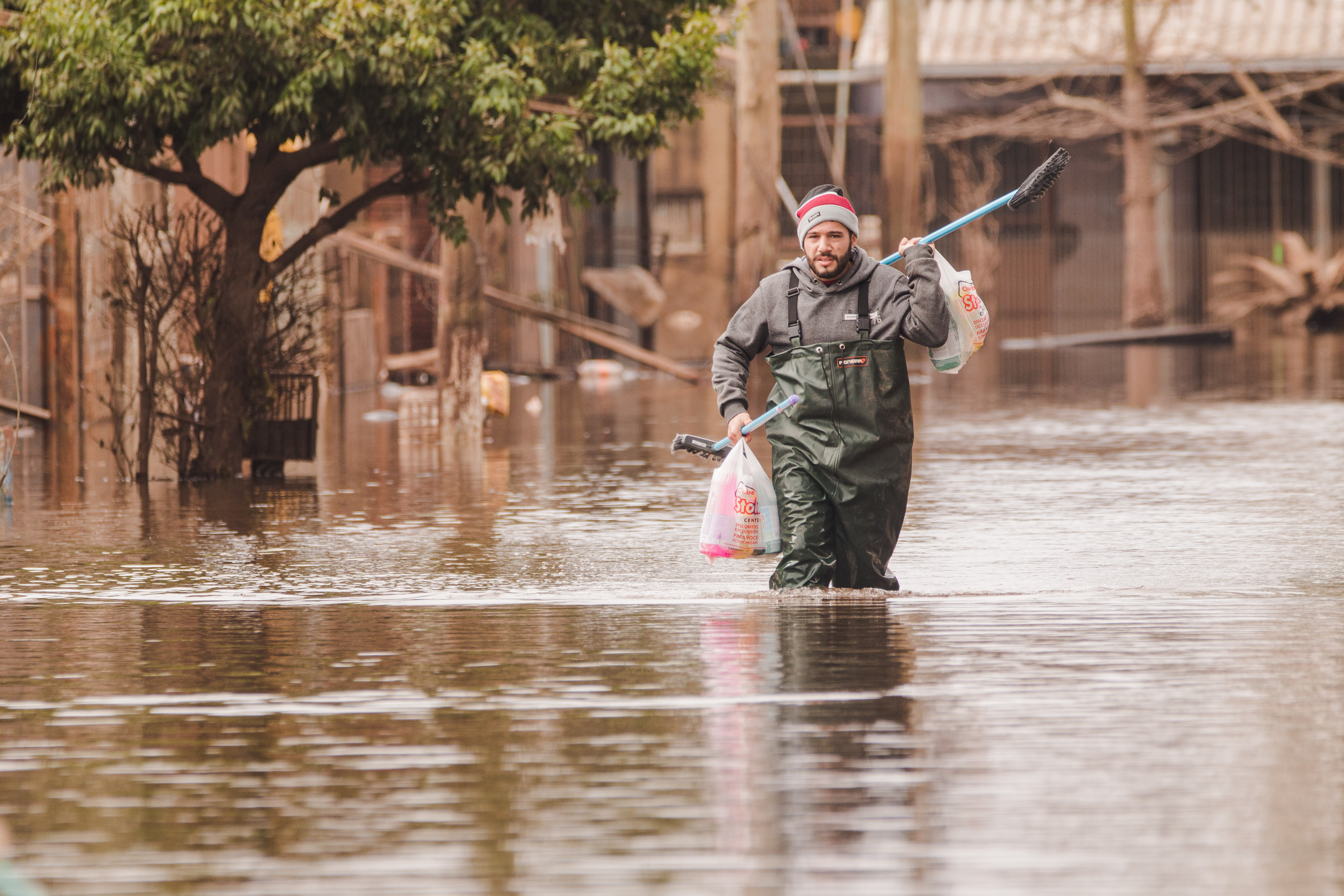 Brasilien - Mann auf überschwemmter Straße in einer Gemeinde in Dorado do Sul, Mai 2024