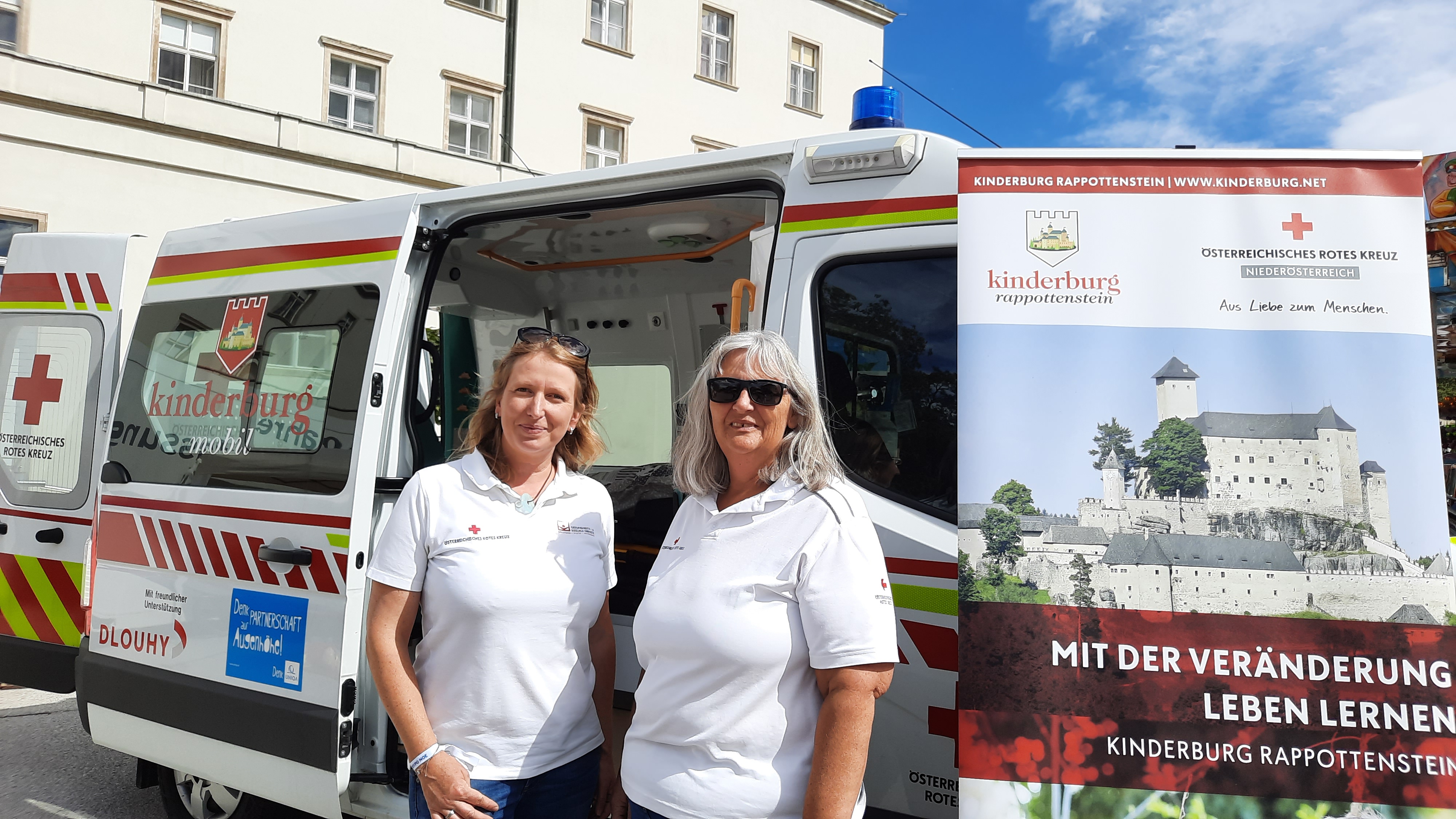 Das Kinderburgmobil, ein eigens ausgestatteter Krankentransportwagen wird präsentiert