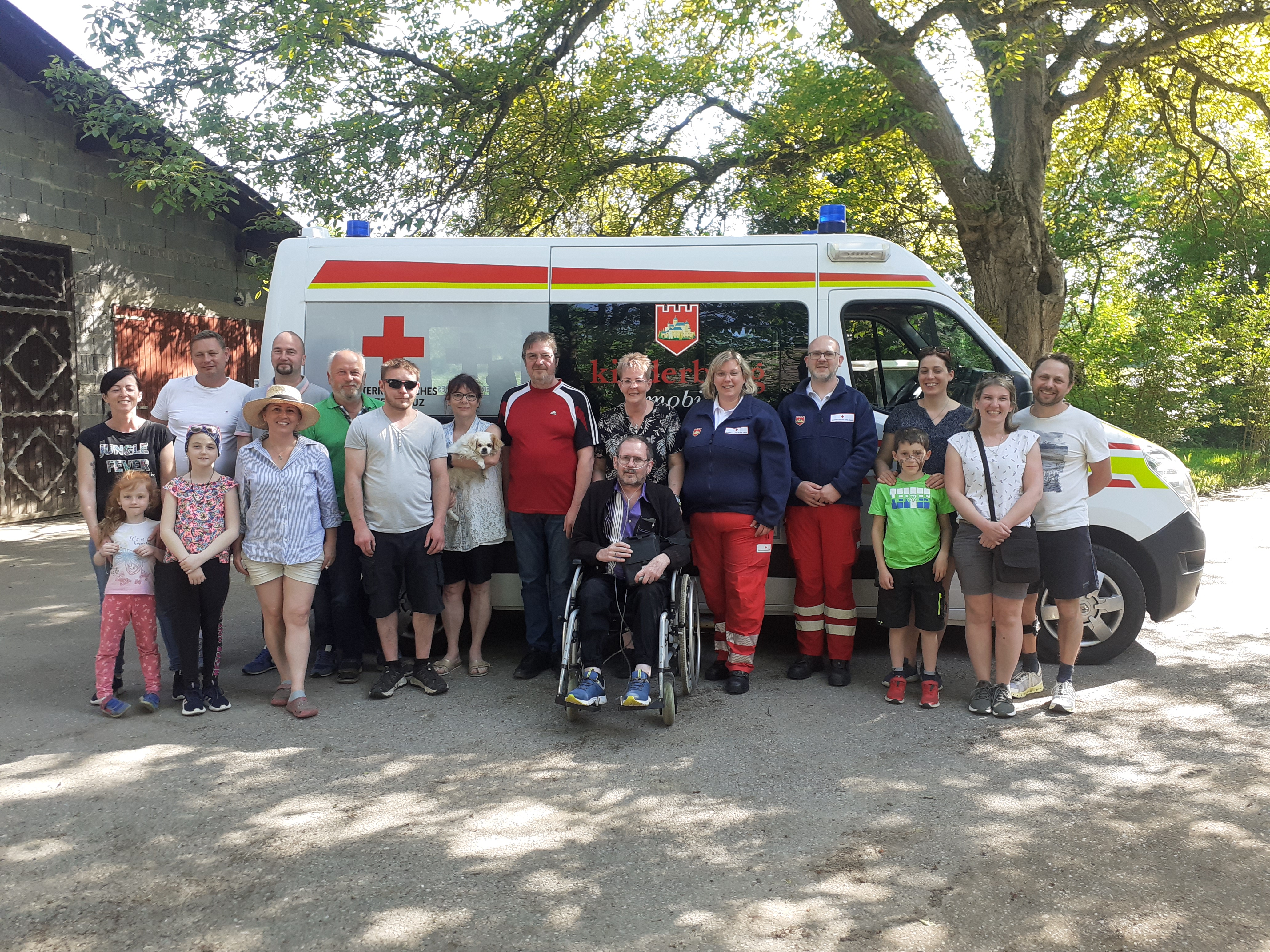 COPD Patient mit Freunden und Nachbarn und dem Kinderburg mobil