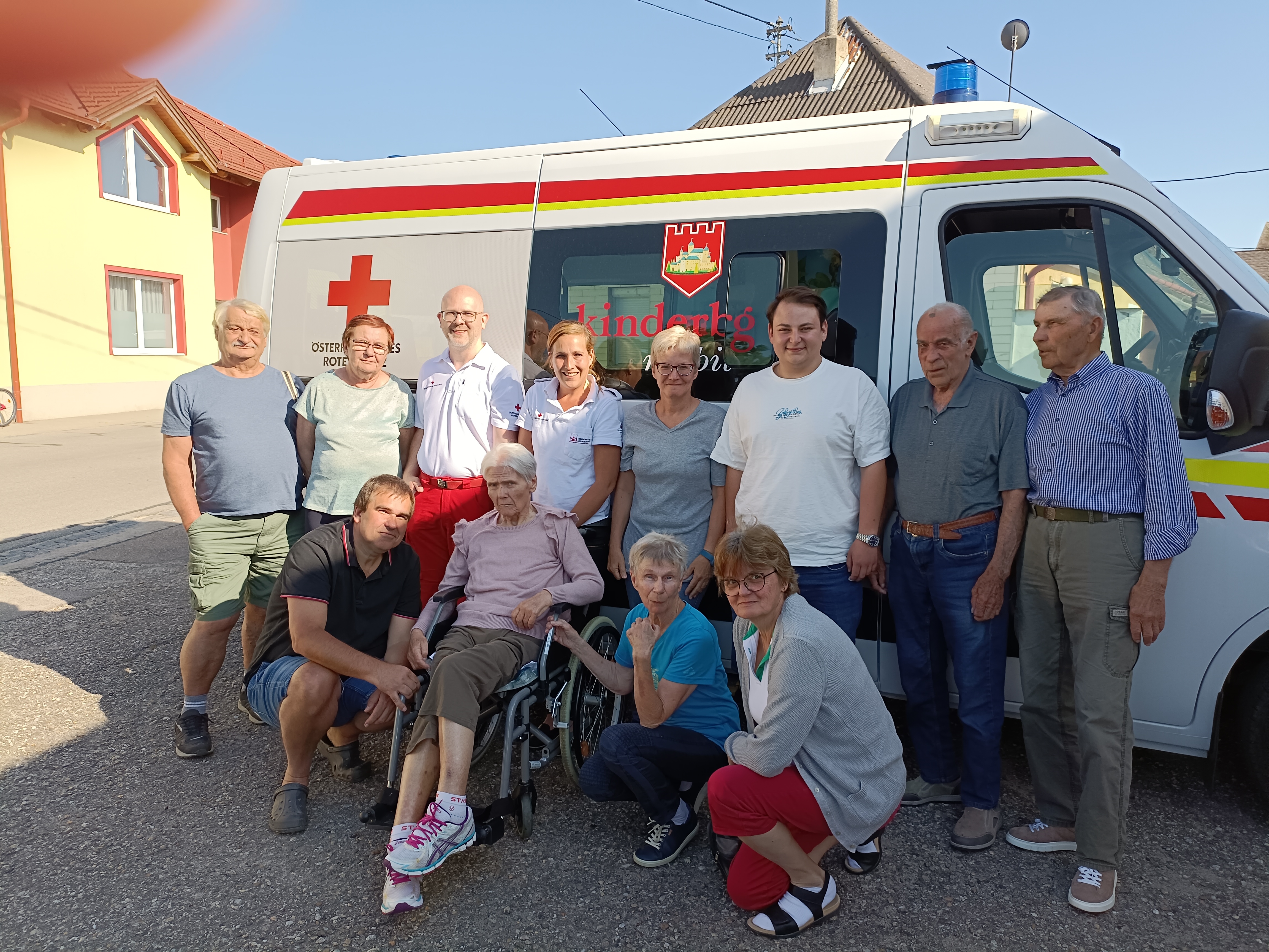 Kinderburg mobil mit den Fahrgästen und der Familie