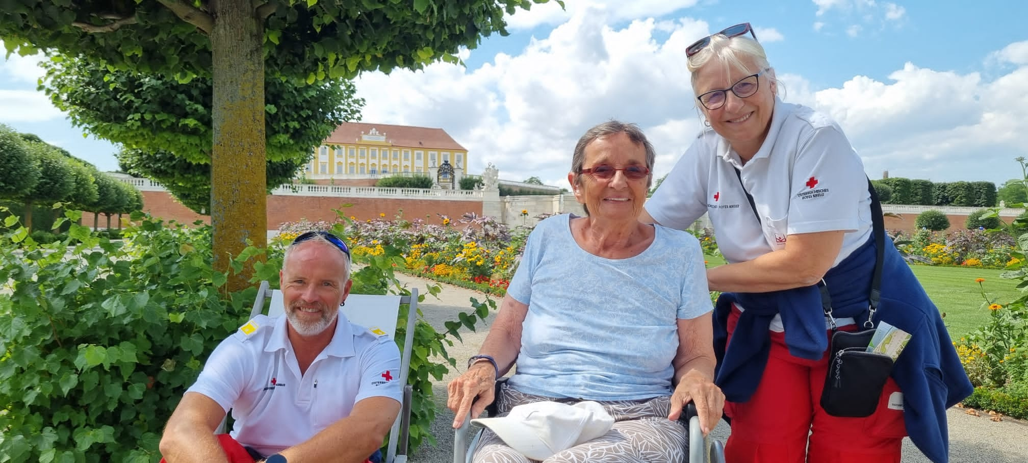 Unsere beiden Ehrenamtlichen mit der Klientin in Schloss Hof