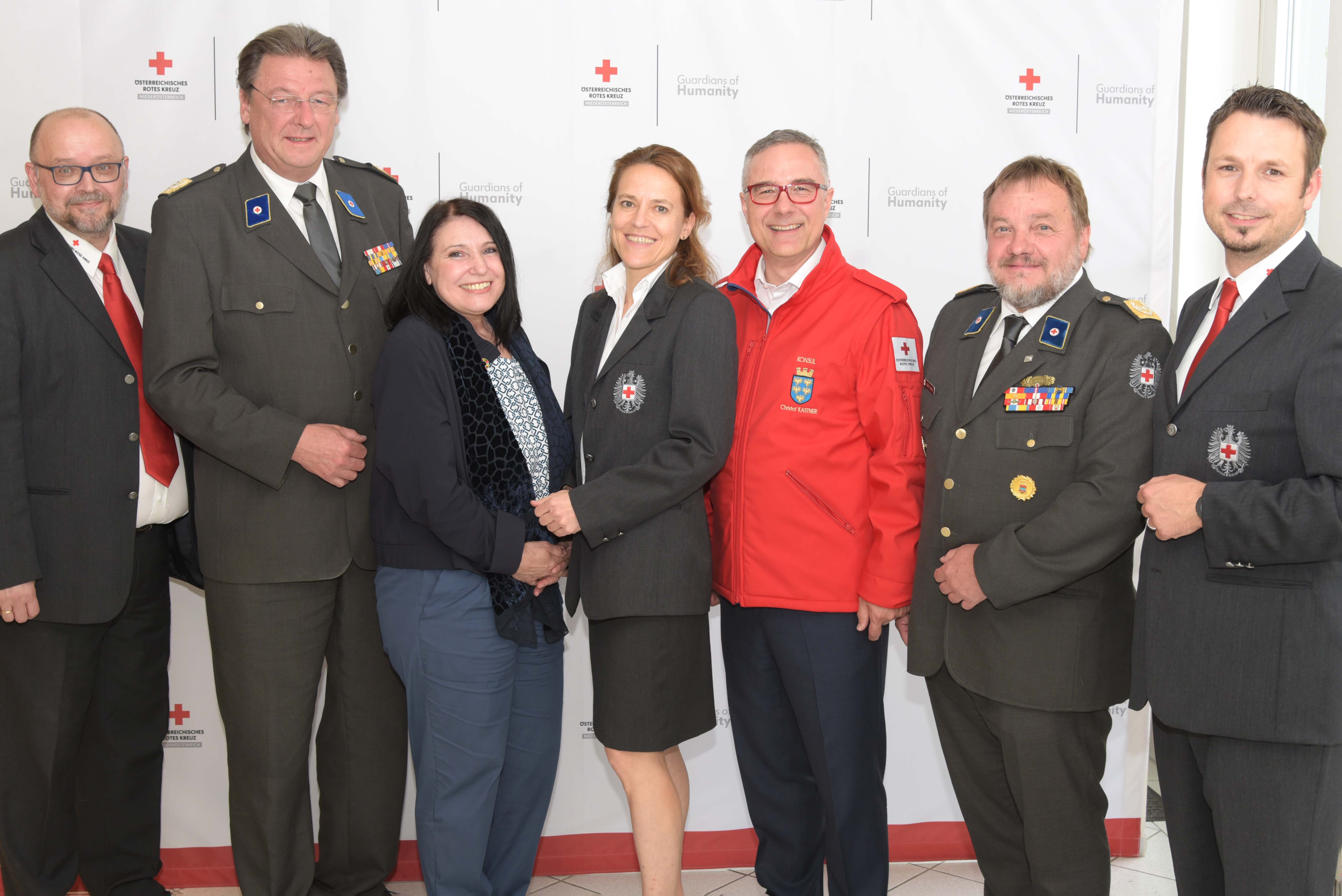 Geschäftsführer Thomas Wallisch, Präsident Josef Schmoll, Ina Pfneiszl, Head of Sustainability, Firma Schachinger Logistik, Landesgeschäftsführer-Stellvertreterin Andrea Winter, Rotkreuz-Konsul Christof Kastner, Vizepräsident Hans Ebner und Landesdirektor GSD Hannes Buxbaum beim ersten Netzwerk-Treffen der „Guardians of Humanity“.