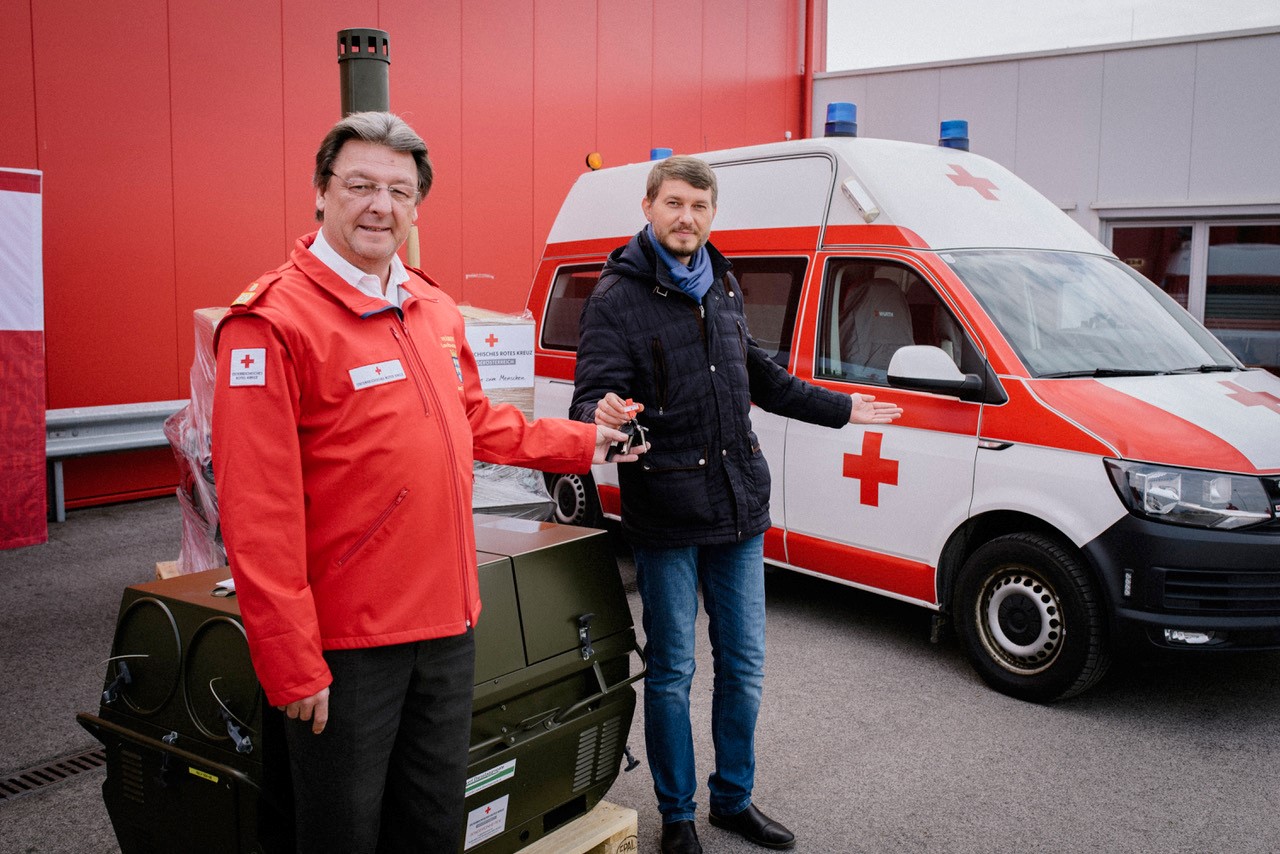 Präsident Josef Schmoll, Rotes Kreuz Niederösterreich, übergibt die Zeltheizungen und das Rettungsfahrzeug an den Ersten Botschaftssekretär Wolodymyr Kolomiez, Ukrainische Botschaft.