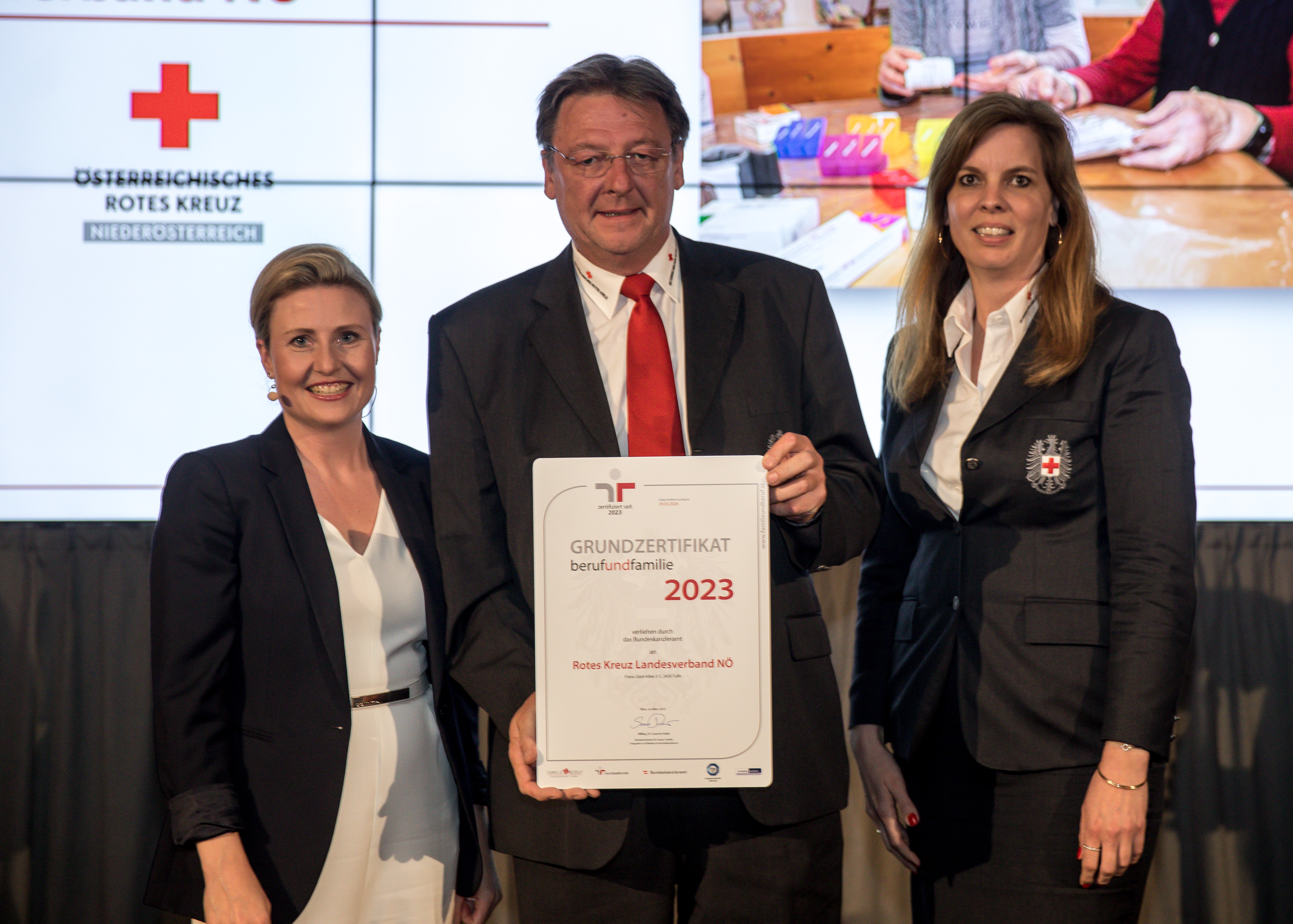 Bundesministerin Susanne Raab, Präsident Josef Schmoll und Christine Werner-Pickart, Rotes Kreuz Niederösterreich