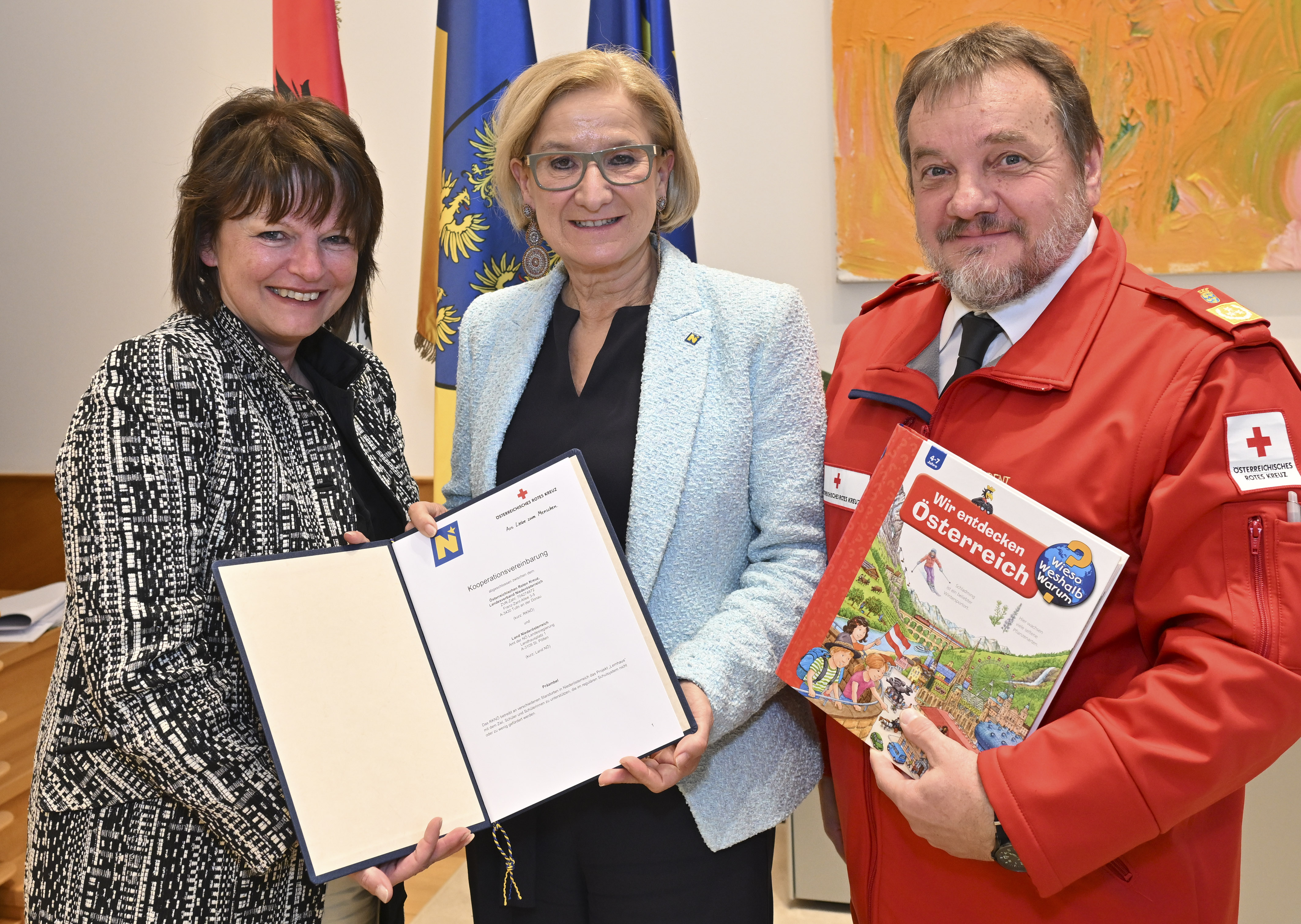 Landeshauptfrau Johanna Mikl-Leitner, Präsident des Roten Kreuz Niederösterreich Hans Ebner und die Bildungsbotschafterin Karin Meier-Martetschläger bei der Vertragsunterzeichnung für die Förderung der sechs Lernhäuser in Niederösterreich.