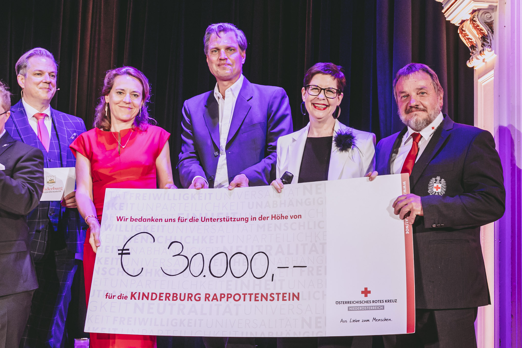 € 30.000,- konnten in diesem Jahr beim Benefizkonzert für die Kinderburg Rappottenstein „ersungen“ werden: (v.l.n.r.) Moderator Markus Richter, Landesgeschäftsführer-Stellvertreterin Andrea Winter, Rotes Kreuz Niederösterreich, Burg-Eigentümer und Rotkreuz-Konsul Benedikt Abensperg und Traun, Kinderburg-Botschafterin Christine Marek und Präsident Hans Ebner, Rotes Kreuz Niederösterreich.