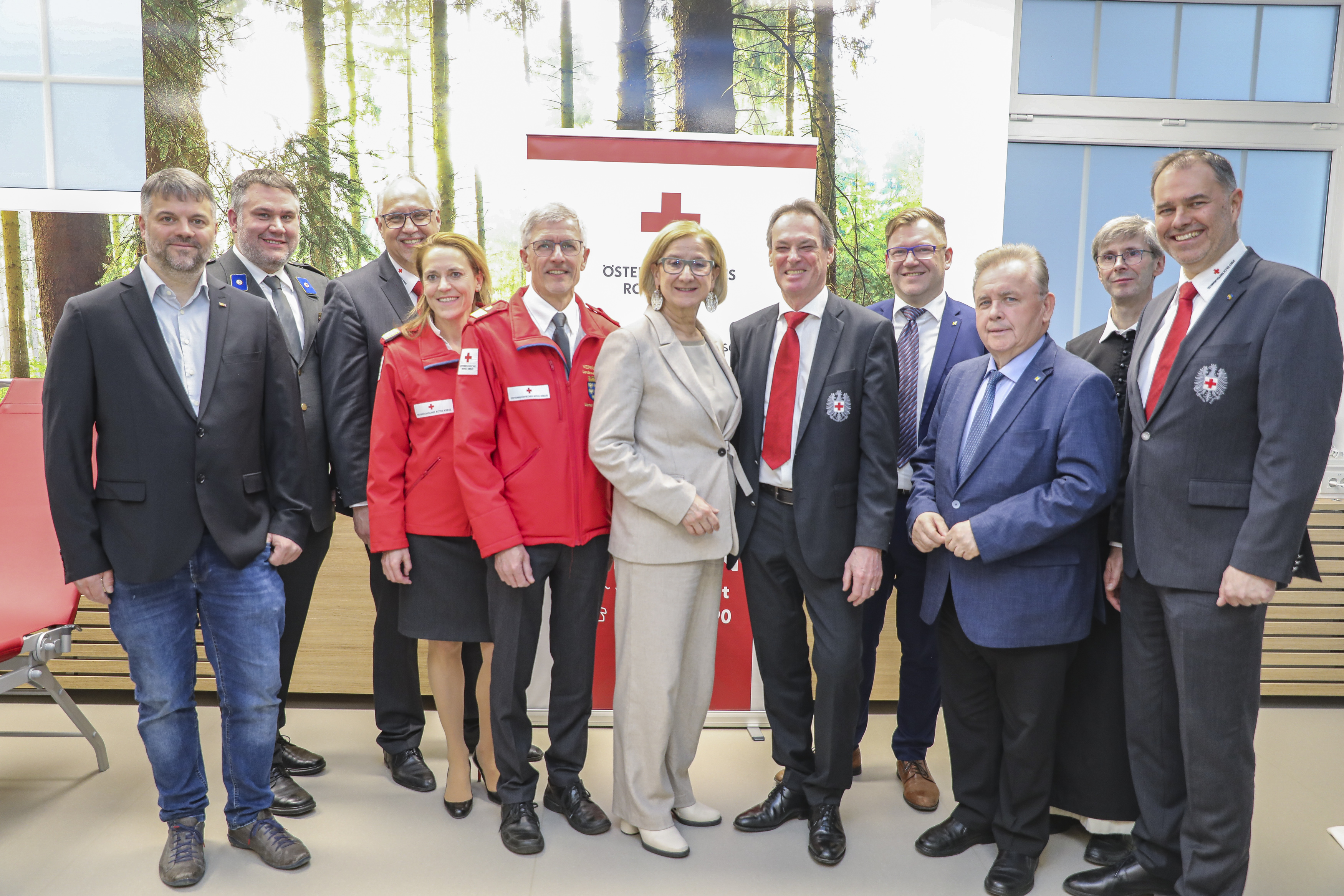 Gruppenfoto bei der Eröffnung des neuen Blutspendestützpunktes in Zwettl.