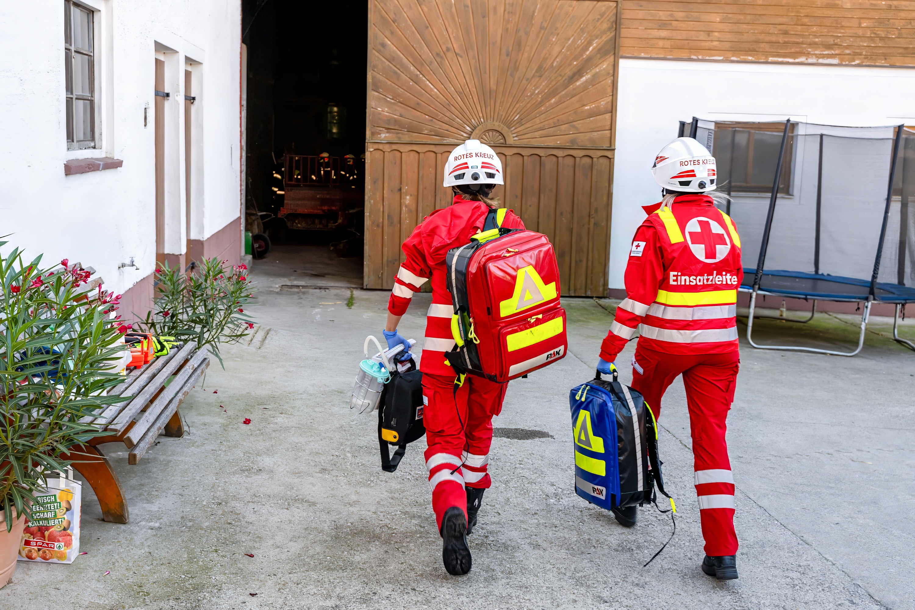 2 Rettungssanitäterinnen mit Einsatzrucksack