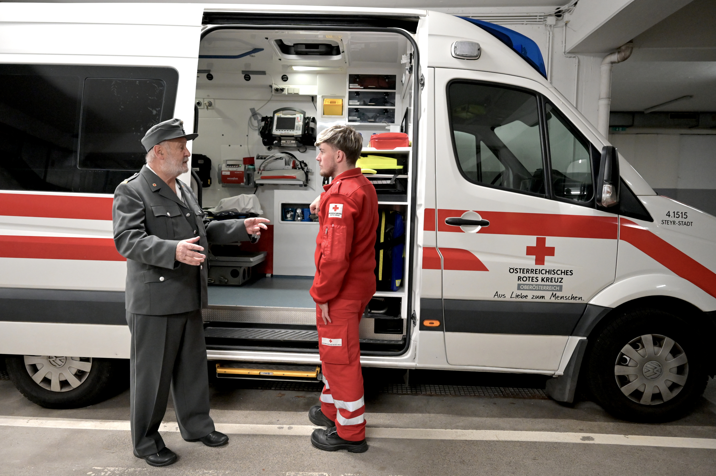 Franz Neuhauser (l.) und Bernhard Lehner (r.) stehen vor dem Rettungsauto in der Dienststelle Steyr.