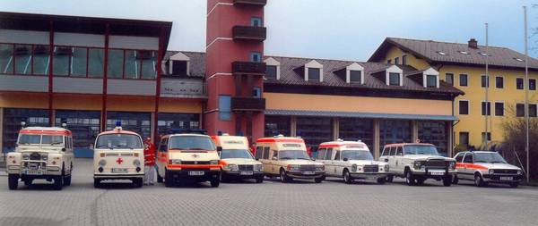 Aufstellung alter Fahrzeuge in der Landesfeuerwehrschule.