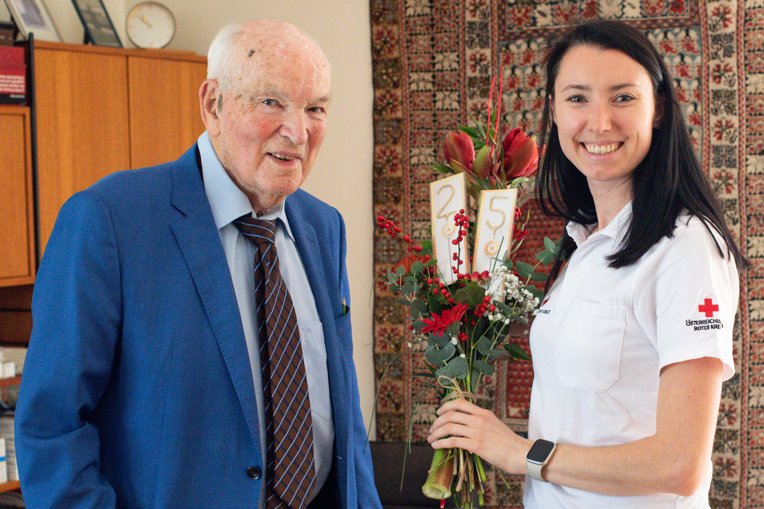 Sabine Pasterk von der Rufhilfe Steiermark übergibt ein Präsent an Klaus Eichholz.