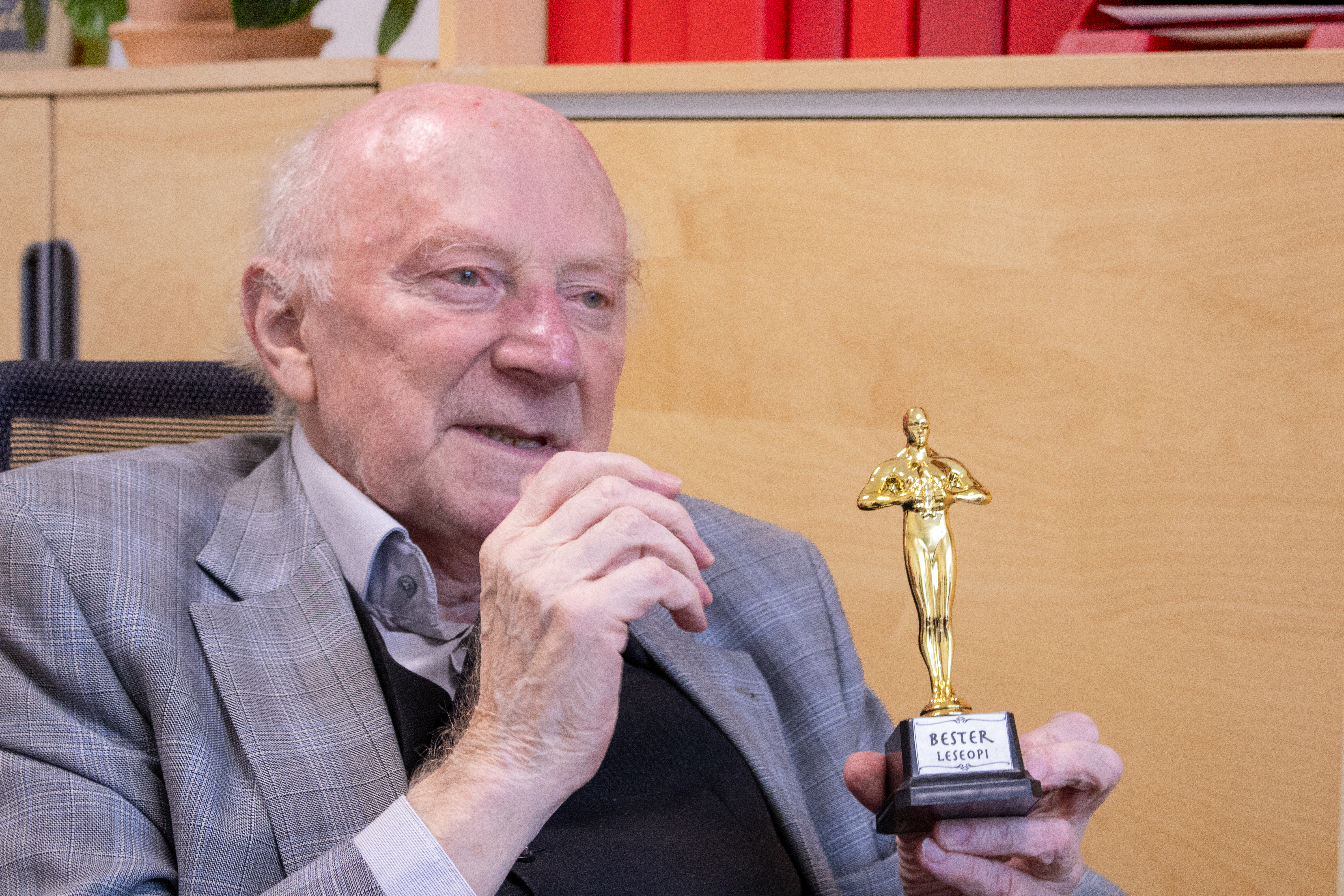 Lese-Opa Walter Planer mit seinem Lese-Oscar