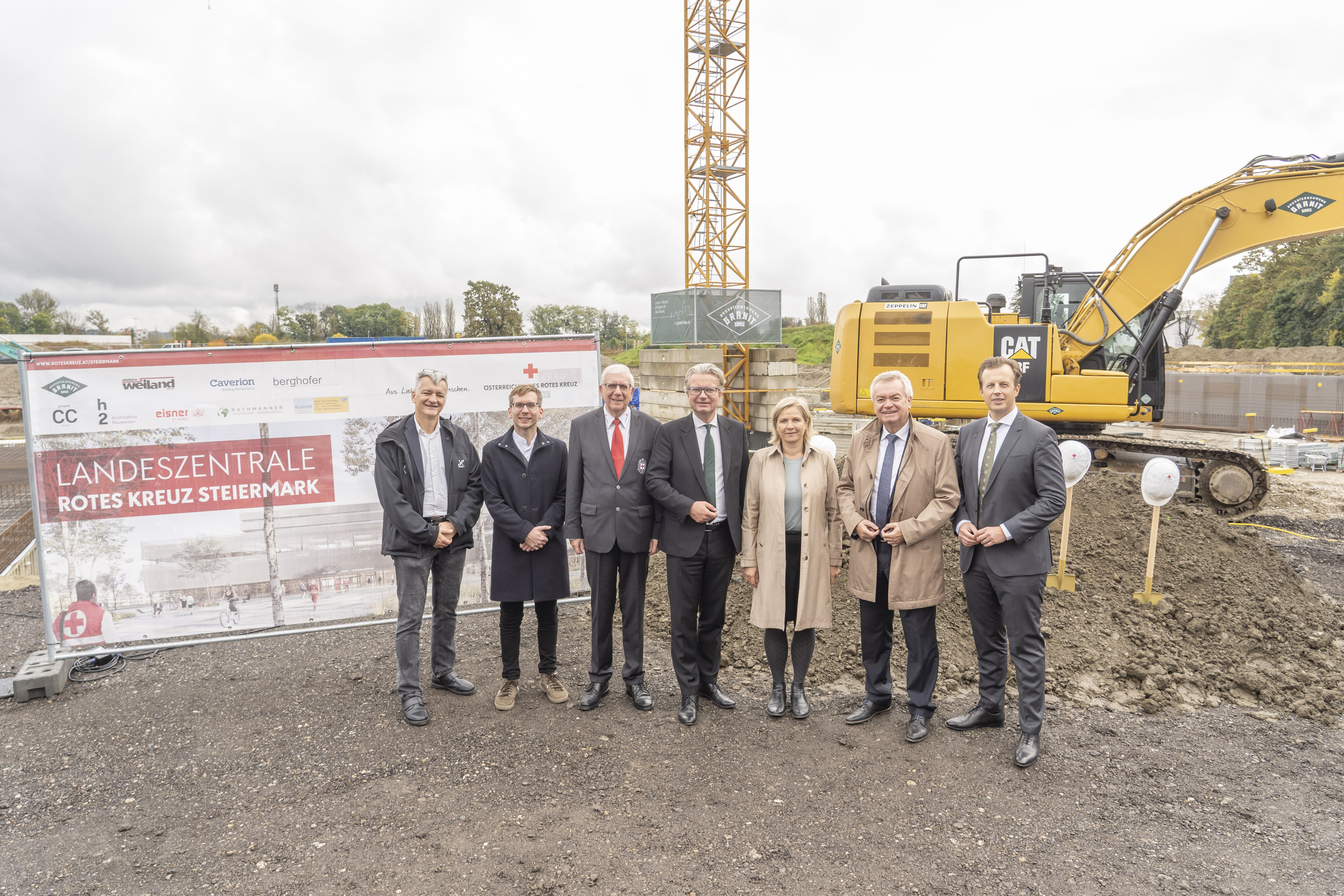 Im Bild (v.l.n.r.): Stadtrat Manfred Eber, Stadtrat Robert Krotzer, Präsident des Roten Kreuzes Steiermark Werner Weinhofer, Landeshauptmann Christopher Drexler, Bürgermeisterin-Stellvertreterin Judith Schwentner, Landeshauptmann-Stellvertreter Anton Lang und Landesrat Karlheinz Kornhäusl feierten gemeinsam mit Rotkreuz-Funktionären den Spatenstich