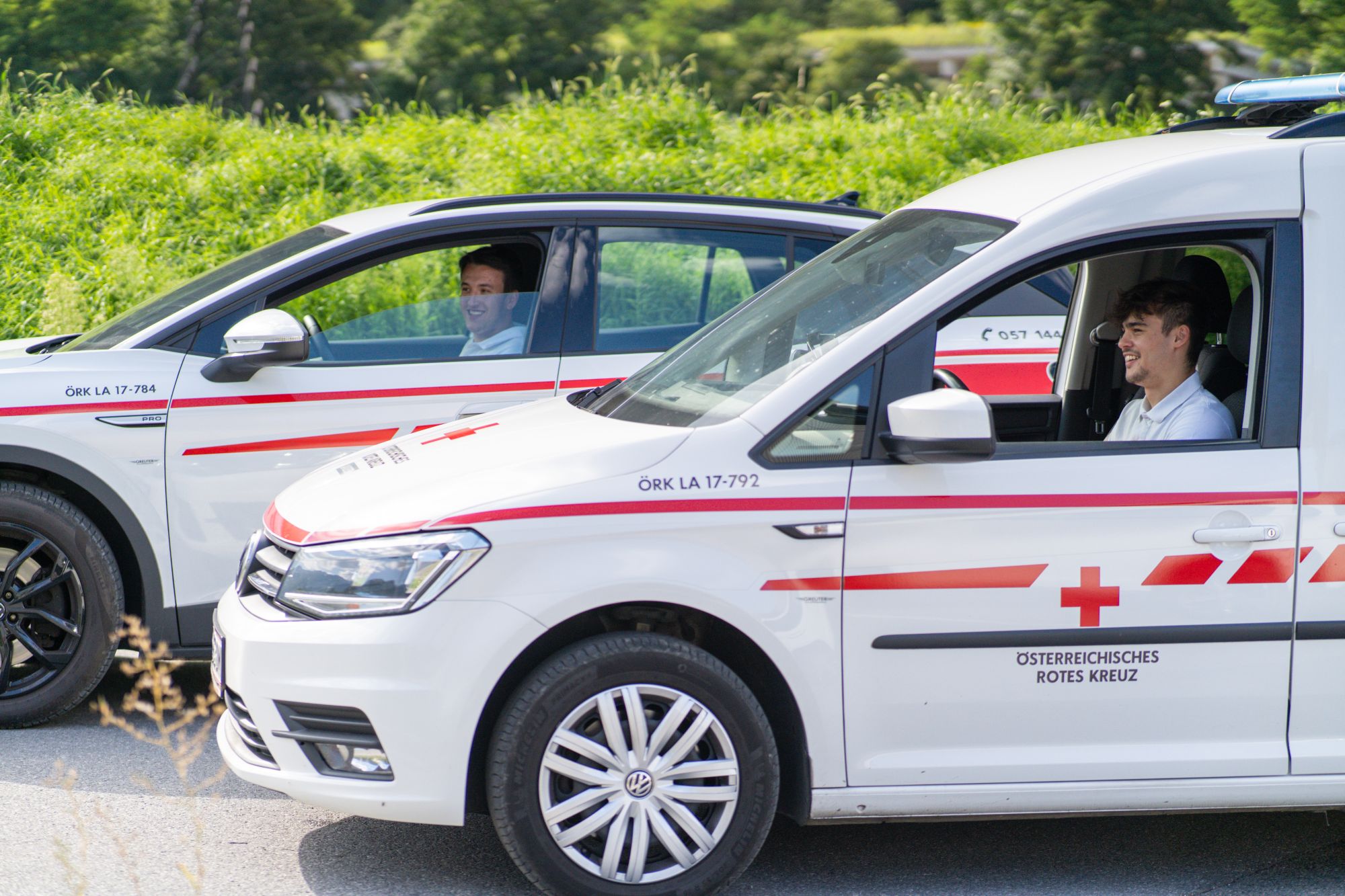 Zwei Autos vom betreuten Fahrdienst stehen nebeneinander. Am Steuer sitzt jeweils ein Zivildiener in Uniform